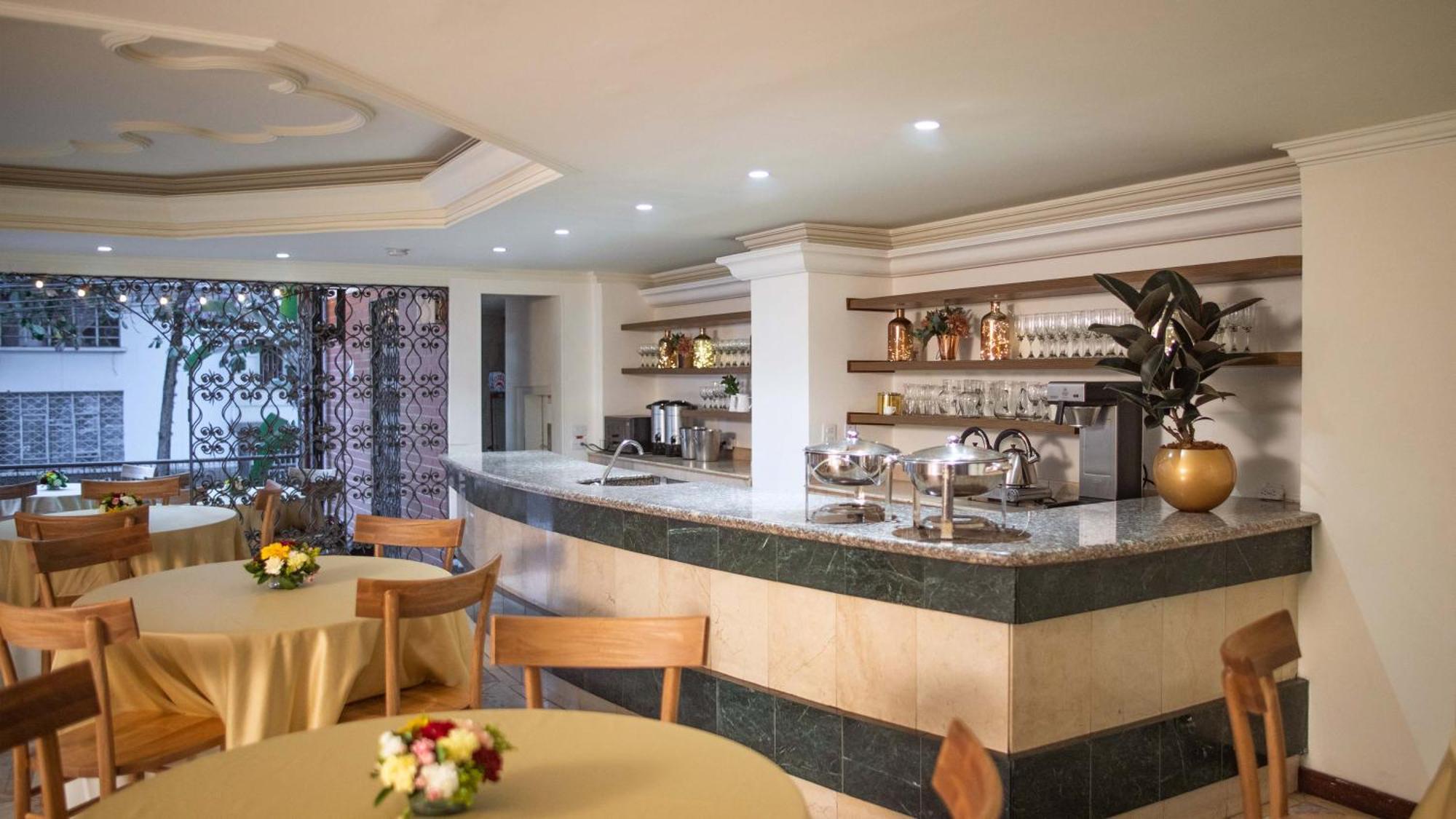 Hotel Casa Laureles Medellin Bagian luar foto