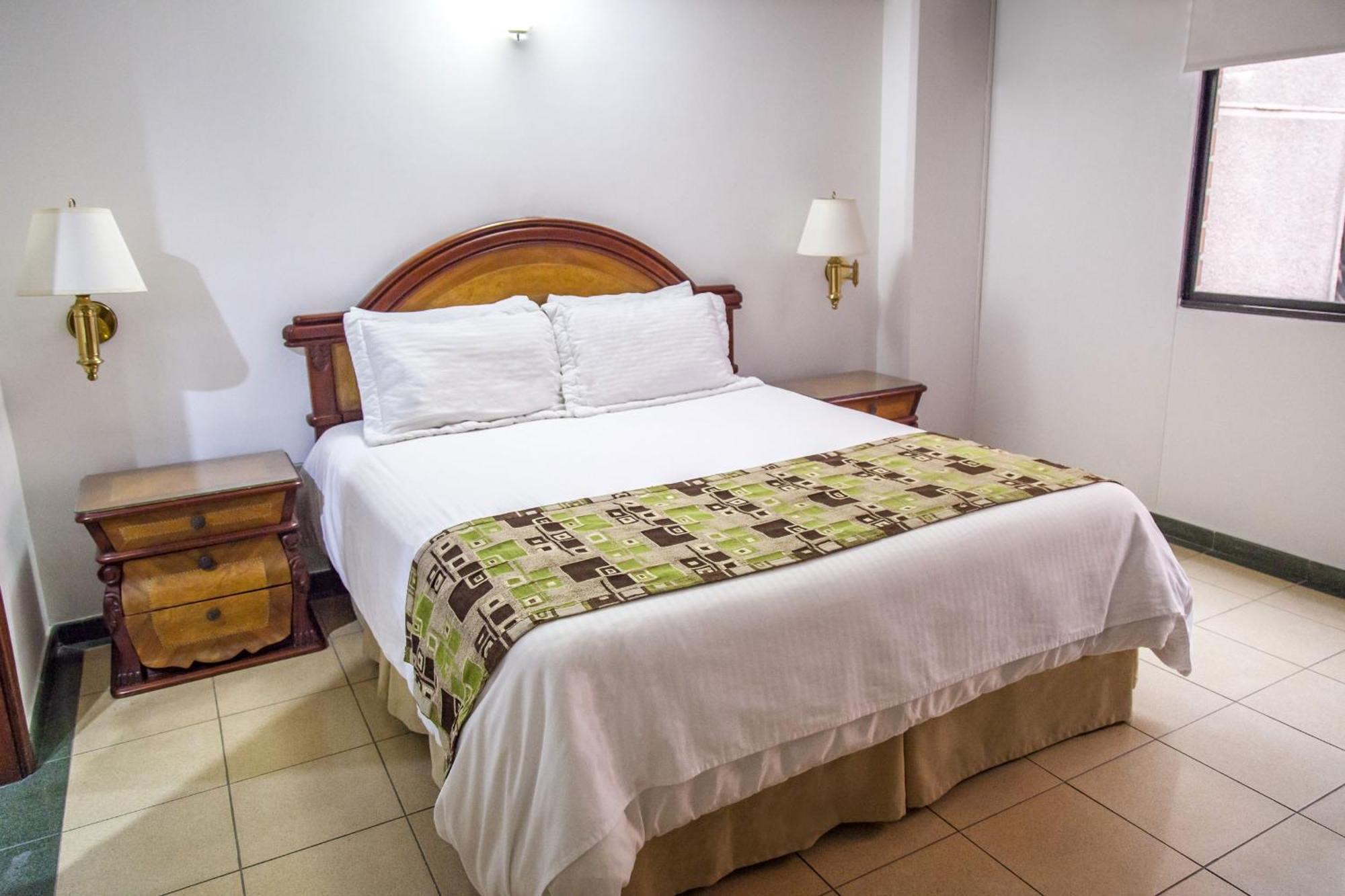 Hotel Casa Laureles Medellin Bagian luar foto