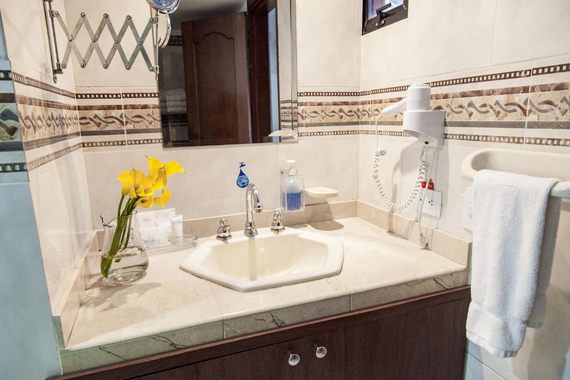 Hotel Casa Laureles Medellin Bagian luar foto