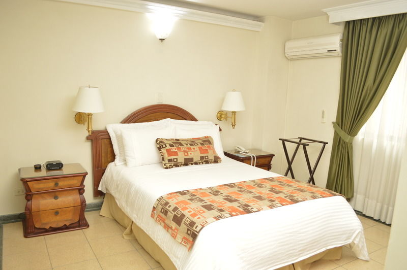 Hotel Casa Laureles Medellin Bagian luar foto